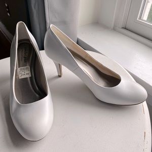 Comfort plus white closed toed 3inch heal women’s size 8